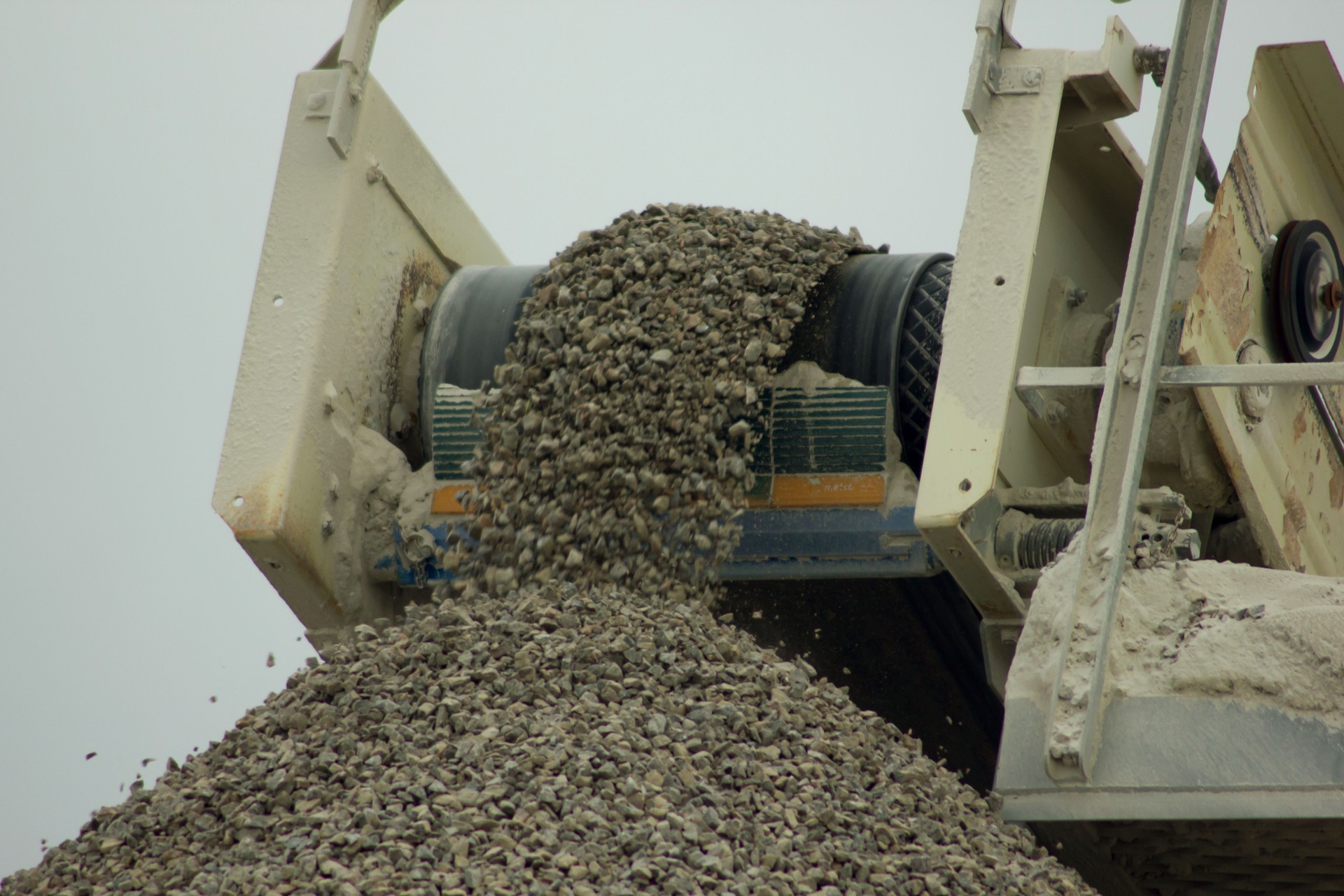 Crushed stone strew in rubble mound